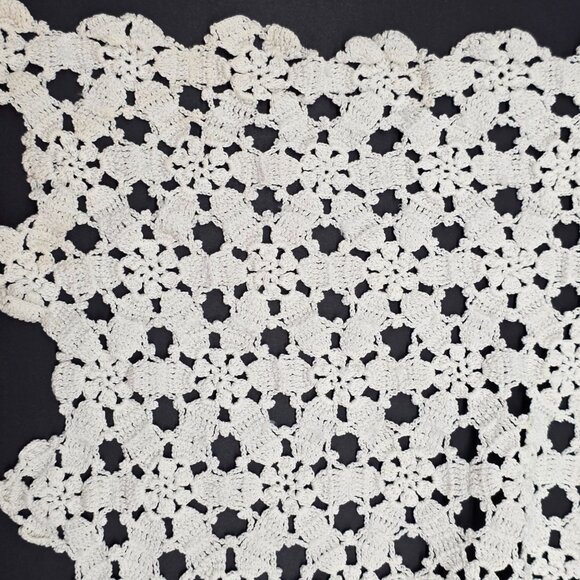 Handmade White Crochet Tablecloth Or Doily With Floral Pattern 36"x36" - Picture 4 of 4